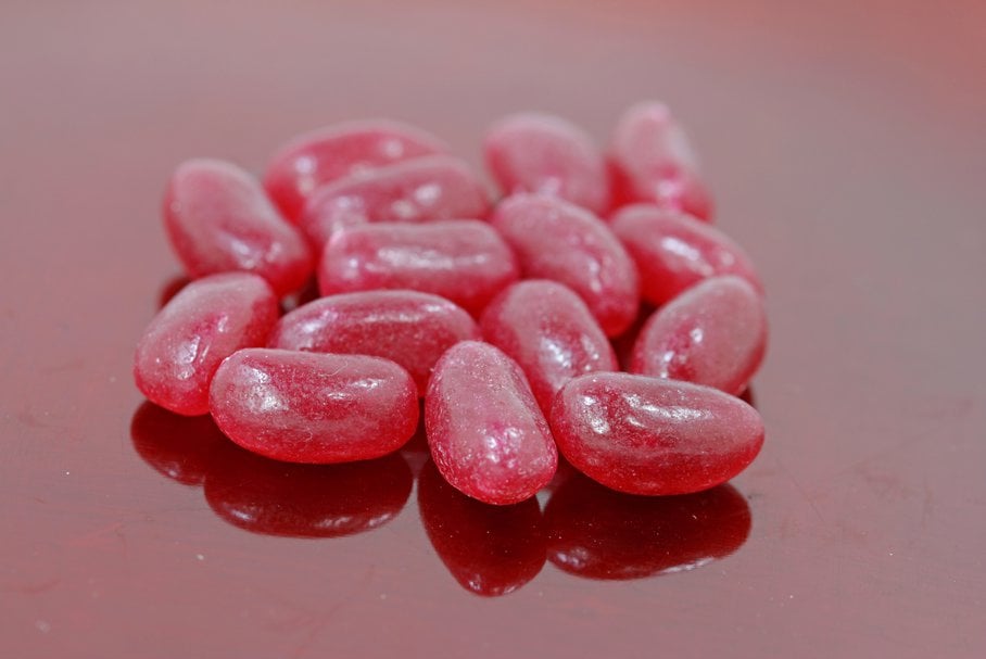 Czerwone cukierki zawierające koszenilę.